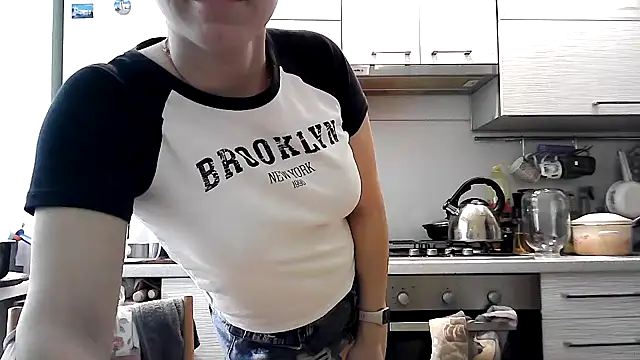 Snapshot of Misssweet_s chatting on 5, 2, 2025 Misssweet s online show from 5, 2, 2025