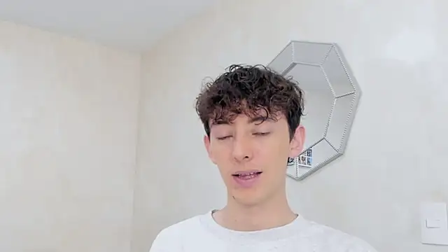 Snapshot of miketwink chatting on 15, 12, 2025 miketwink online show from 15, 12, 2025