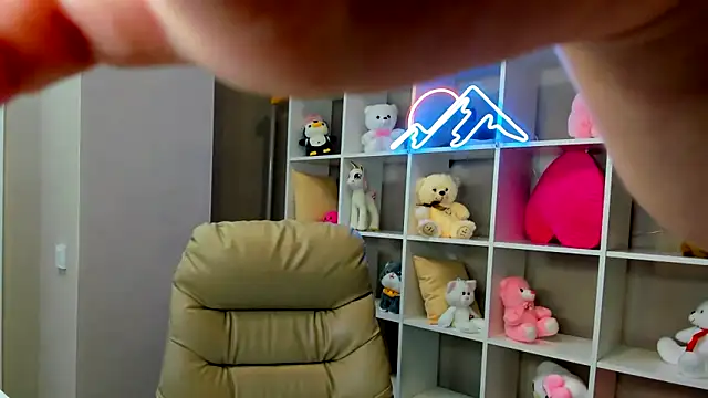 Alisa Suun online show from 6, 3, 2025