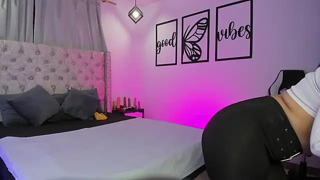 nicolee millerr online show from 16, 4, 2026