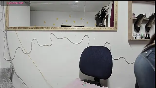 IZZY BEAUTIFUL online show from 10, 3, 2025