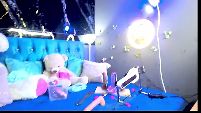 IZZY BEAUTIFUL online show from 4, 10, 2025