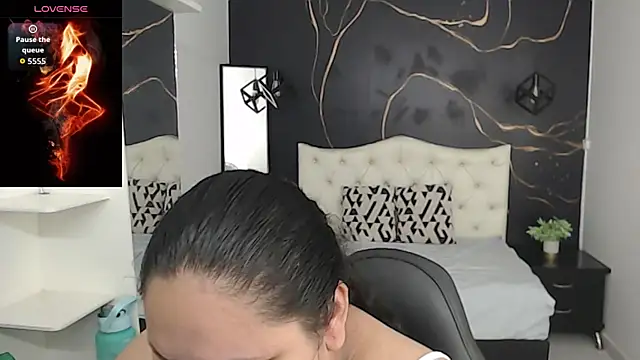 Snapshot of Aaliyah11 chatting on 19, 10, 2025 Aaliyah11 online show from 19, 10, 2025