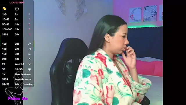 SallyWhitee online show from 4, 12, 2025