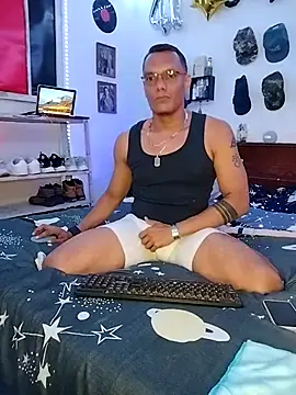 Snapshot of XhaseFoX chatting on 16, 2, 2025 XhaseFoX online show from 16, 2, 2025