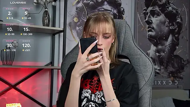 Snapshot of KiraMontoya chatting on 5, 3, 2026 KiraMontoya online show from 5, 3, 2026