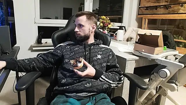 ademandjulia online show from 16, 3, 2026