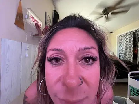 Snapshot of bossyroxy84 chatting on 22, 10, 2025 bossyroxy84 online show from 22, 10, 2025