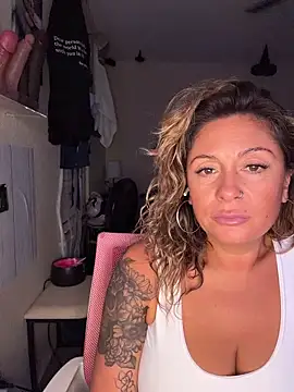 Snapshot of bossyroxy84 chatting on 6, 11, 2025 bossyroxy84 online show from 6, 11, 2025