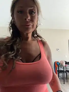 Snapshot of bossyroxy84 chatting on 19, 7, 2026 bossyroxy84 online show from 19, 7, 2026