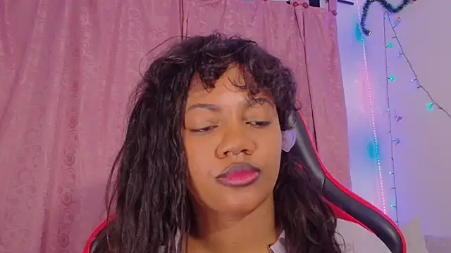 Snapshot of Daphnewalker__ chatting on 19, 12, 2025 Daphnewalker online show from 19, 12, 2025