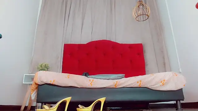 Snapshot of katha_Crawford chatting on 22, 10, 2025 katha Crawford online show from 22, 10, 2025