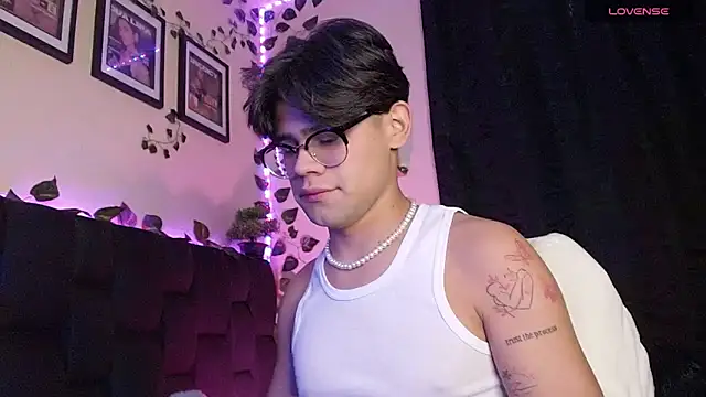 Snapshot of isaac-saenz chatting on 25, 2, 2025 isaac-saenz online show from 25, 2, 2025