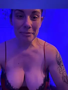 Snapshot of Lar0uch chatting on 19, 2, 2025 Lar0uch online show from 19, 2, 2025