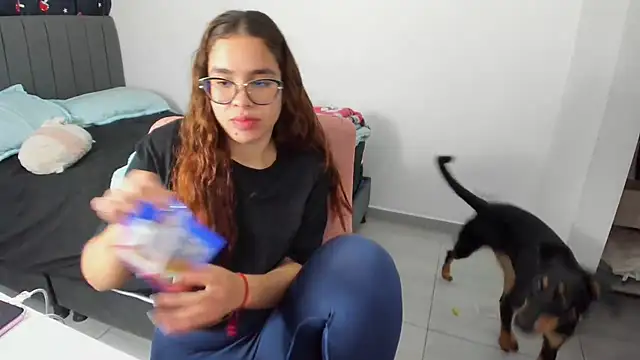 Greciaruiz  online show from 10, 10, 2025