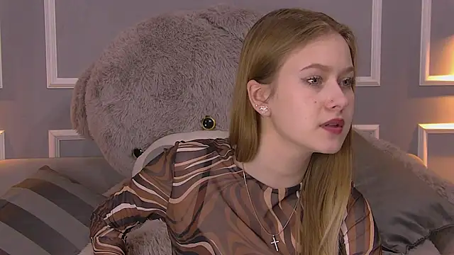 Snapshot of EveMundie chatting on 27, 2, 2025 EveMundie online show from 27, 2, 2025