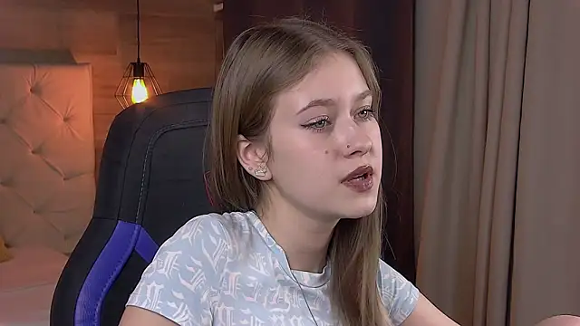 Snapshot of EveMundie chatting on 28, 2, 2025 EveMundie online show from 28, 2, 2025