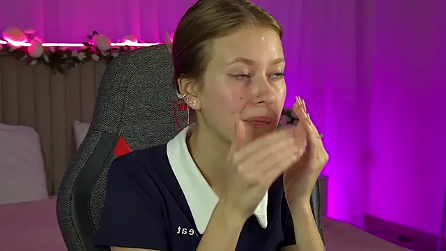 Snapshot of EveMundie chatting on 9, 9, 2025 EveMundie online show from 9, 9, 2025