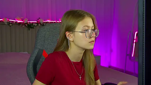 Snapshot of EveMundie chatting on 11, 9, 2025 EveMundie online show from 11, 9, 2025