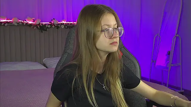 Snapshot of EveMundie chatting on 8, 10, 2025 EveMundie online show from 8, 10, 2025