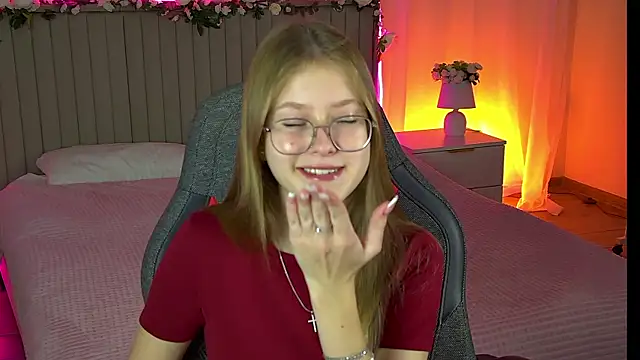 Snapshot of EveMundie chatting on 14, 10, 2025 EveMundie online show from 14, 10, 2025