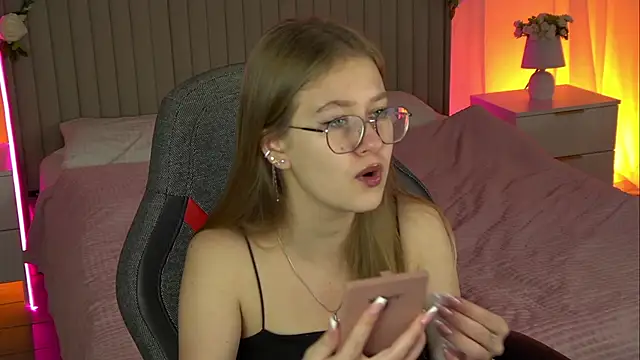 Snapshot of EveMundie chatting on 22, 10, 2025 EveMundie online show from 22, 10, 2025