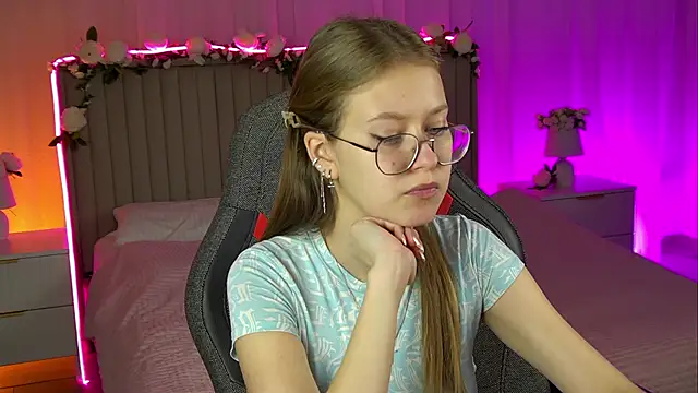 Snapshot of EveMundie chatting on 25, 10, 2025 EveMundie online show from 25, 10, 2025