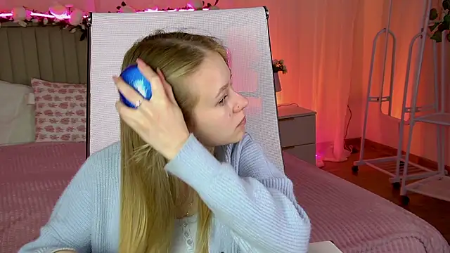 Snapshot of EveMundie chatting on 12, 5, 2026 EveMundie online show from 12, 5, 2026