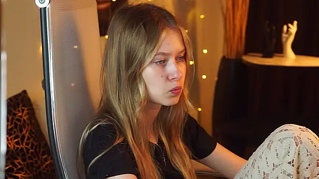 Snapshot of EveMundie chatting on 26, 5, 2026 EveMundie online show from 26, 5, 2026