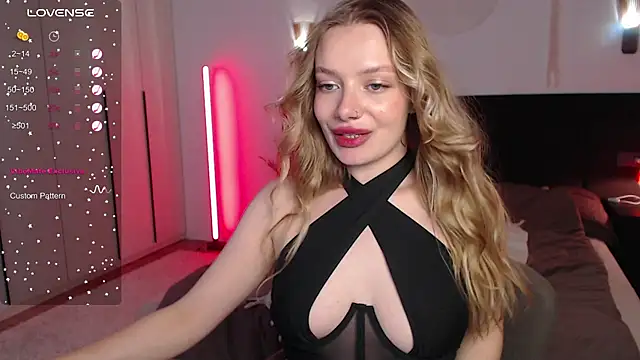 LunaticaBae online show from 4, 3, 2025