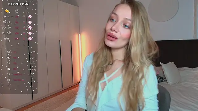 LunaticaBae online show from 15, 9, 2025