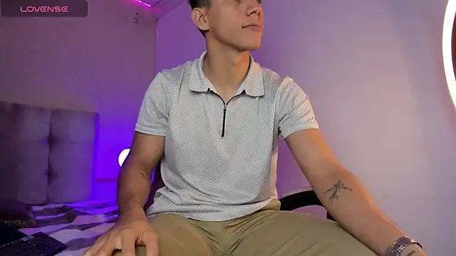 Snapshot of Allex_Cano chatting on 21, 2, 2025 Allex Cano online show from 21, 2, 2025