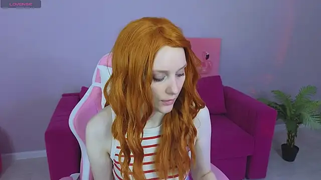 KristinMoore online show from 12, 3, 2025