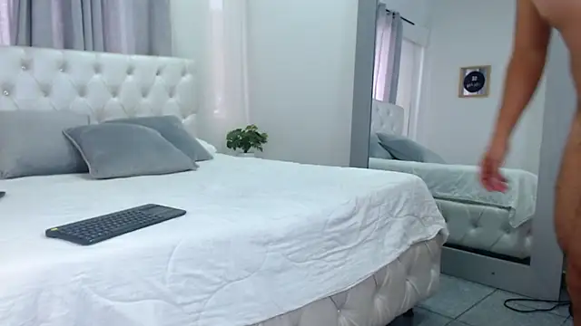 Snapshot of sebastian_colle chatting on 24, 2, 2025 sebastian colle online show from 24, 2, 2025