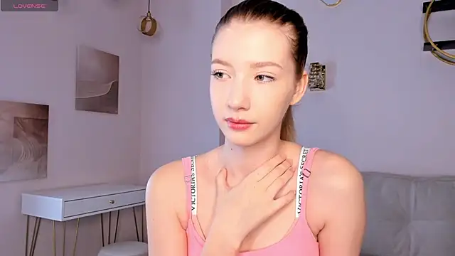 SunnivaCovil online show from 3, 3, 2025