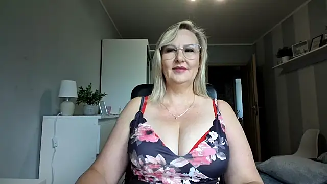 Snapshot of DianaLive chatting on 4, 8, 2026 DianaLive online show from 4, 8, 2026