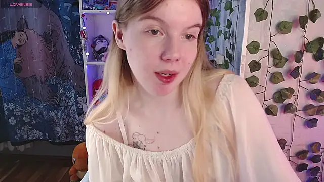 Strawberry juli online show from 11, 3, 2025