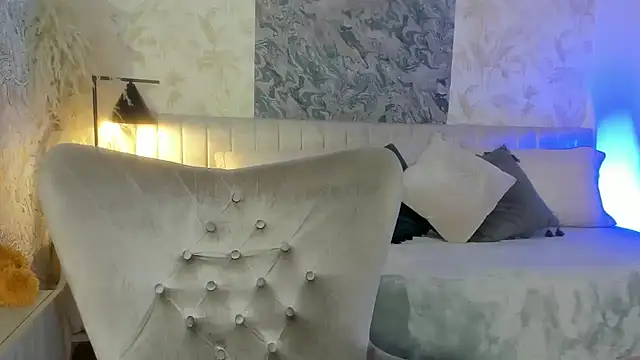 Liannaa  online show from 2, 12, 2025