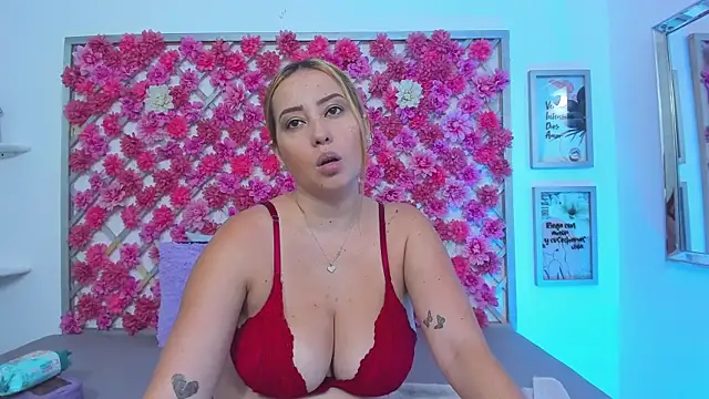 Snapshot of emmyrouse_ chatting on 13, 5, 2026 emmyrouse online show from 13, 5, 2026