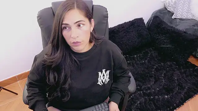 luna lgomez  online show from 19, 4, 2026