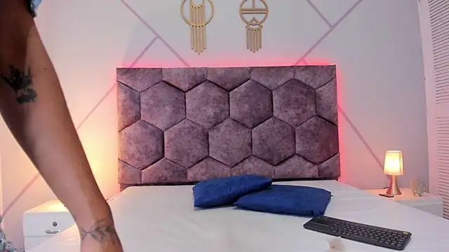 aurora collinss  online show from 15, 3, 2025