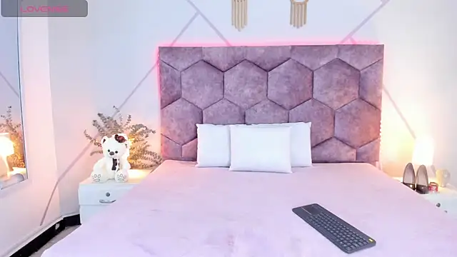 aurora collinss  online show from 3, 2, 2026