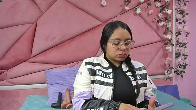 Snapshot of _Violeta_18 chatting on 23, 11, 2025 Violeta 18 online show from 23, 11, 2025