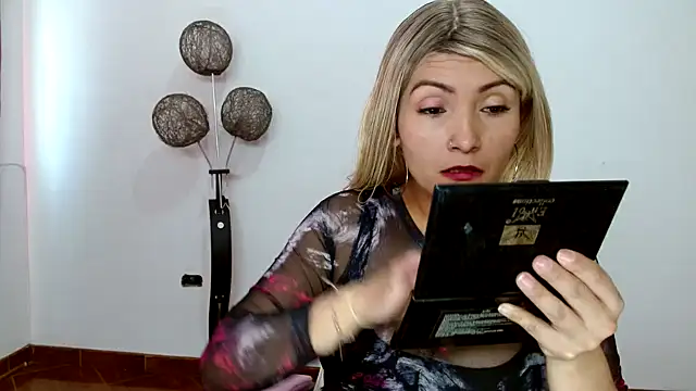 Snapshot of nanis_milf chatting on 19, 12, 2025 nanis milf online show from 19, 12, 2025