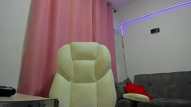 Snapshot of gaaby_foxx chatting on 21, 10, 2025 gaaby foxx online show from 21, 10, 2025