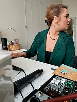 Juicy PeachLux online show from 16, 3, 2025