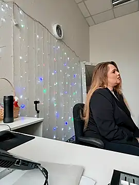 Juicy PeachLux online show from 19, 4, 2026