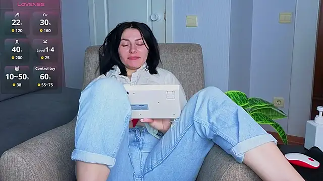 Charlotte Woods online show from 22, 11, 2025