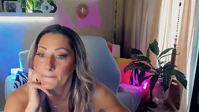 Snapshot of SarahAlluring chatting on 7, 6, 2026 SarahAlluring online show from 7, 6, 2026