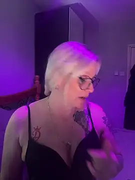 Curvy-Cleo online show from 17, 4, 2026